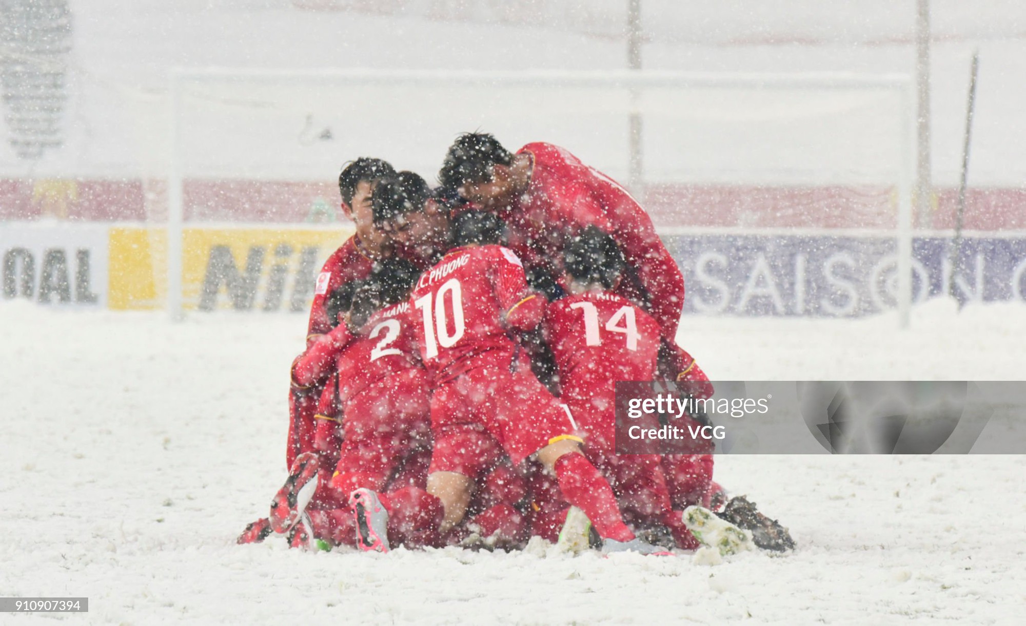 Sau 8 năm, l&yacute; do cả đội U23 Việt Nam lỡ hẹn đ&aacute;m cưới Quế Ngọc Hải v&agrave; Hoa kh&ocirc;i ĐH Vinh mới h&eacute; lộ- Ảnh 2.