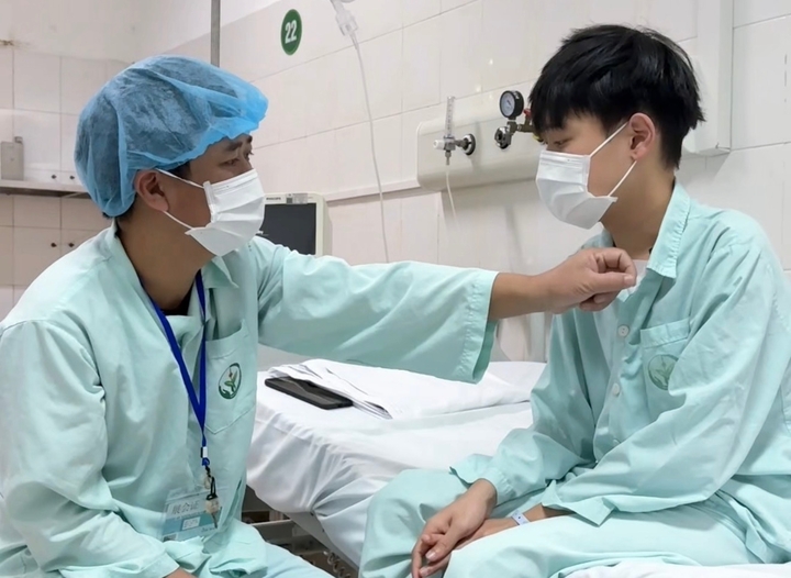 Cậu học tr&ograve; mang tr&aacute;i tim gh&eacute;p trở lại lớp học sau ba năm gi&agrave;nh giật sự sống- Ảnh 2.