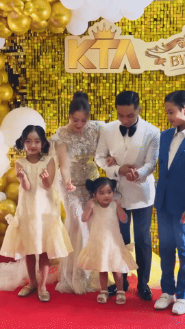 B&eacute; Lisa xinh y&ecirc;u qu&aacute; đi, l&agrave;m 1 h&agrave;nh động cũng khiến netizen giục Kh&aacute;nh Thi - Phan Hiển đẻ th&ecirc;m, 