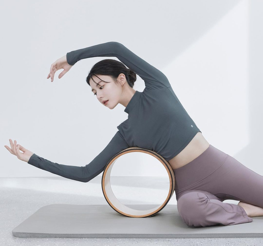 Người tình của Kim Seon Ho dáng thon, cổ thiên nga nhờ nguyên tắc giữ dáng đơn giản- Ảnh 2.