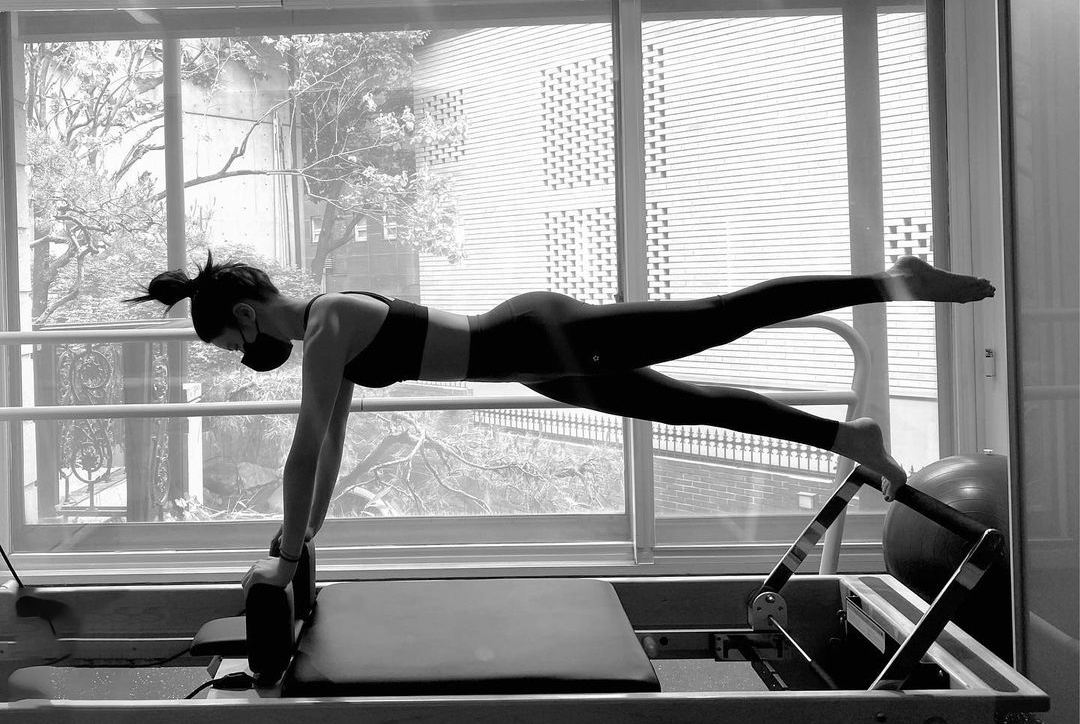 Người tình của Kim Seon Ho dáng thon, cổ thiên nga nhờ nguyên tắc giữ dáng đơn giản- Ảnh 4.