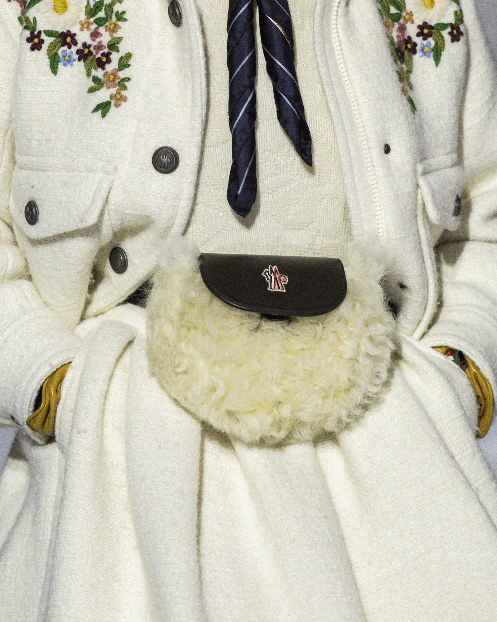 Fashion show giữa n&uacute;i tuyết khiến d&agrave;n sao phải &ldquo;liều m&igrave;nh&rdquo; trong đ&ecirc;m tối, Jennie bị lu mờ trước cảnh đẹp c&oacute; một kh&ocirc;ng hai- Ảnh 17.