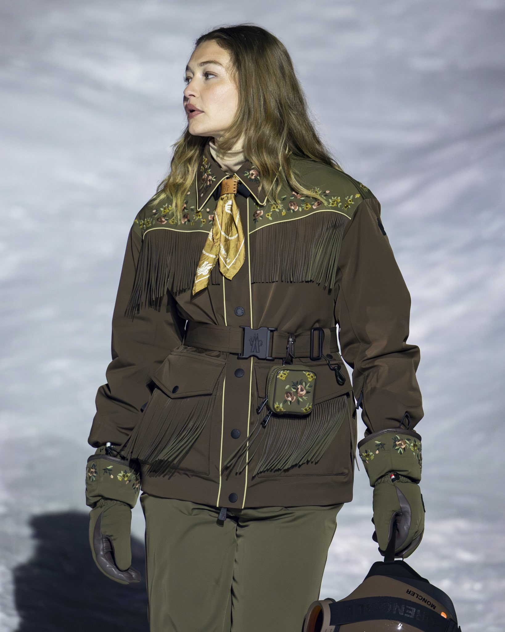 Fashion show giữa n&uacute;i tuyết khiến d&agrave;n sao phải &ldquo;liều m&igrave;nh&rdquo; trong đ&ecirc;m tối, Jennie bị lu mờ trước cảnh đẹp c&oacute; một kh&ocirc;ng hai- Ảnh 11.