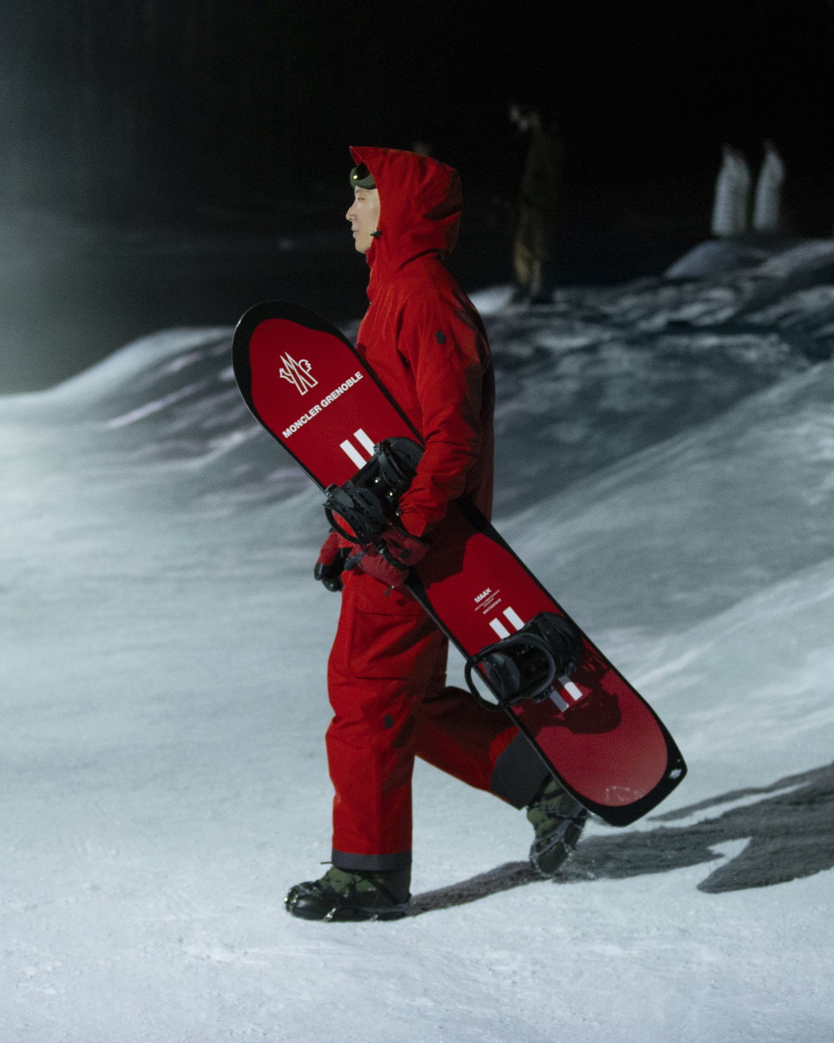 Fashion show giữa n&uacute;i tuyết khiến d&agrave;n sao phải &ldquo;liều m&igrave;nh&rdquo; trong đ&ecirc;m tối, Jennie bị lu mờ trước cảnh đẹp c&oacute; một kh&ocirc;ng hai- Ảnh 15.