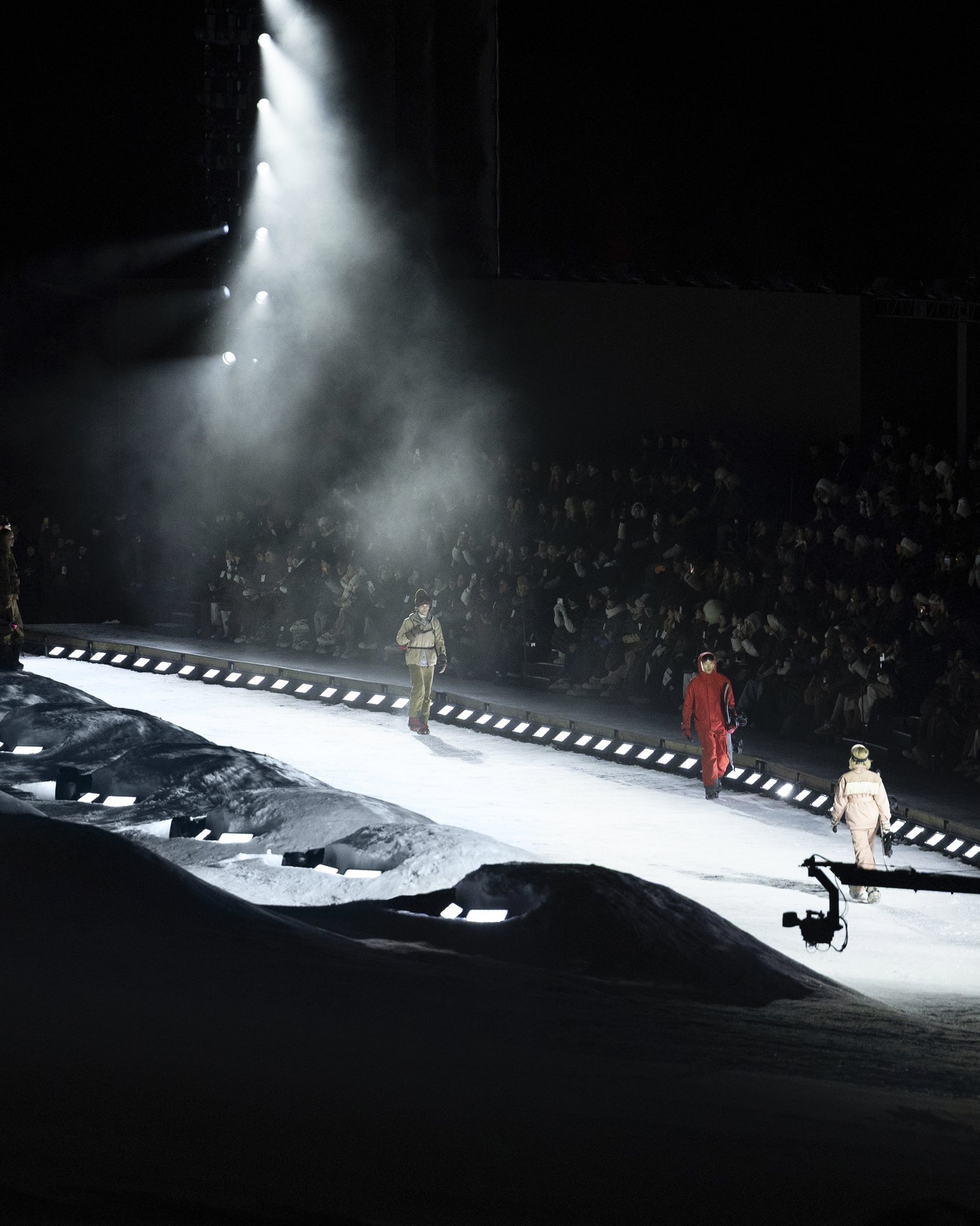 Fashion show giữa n&uacute;i tuyết khiến d&agrave;n sao phải &ldquo;liều m&igrave;nh&rdquo; trong đ&ecirc;m tối, Jennie bị lu mờ trước cảnh đẹp c&oacute; một kh&ocirc;ng hai- Ảnh 1.