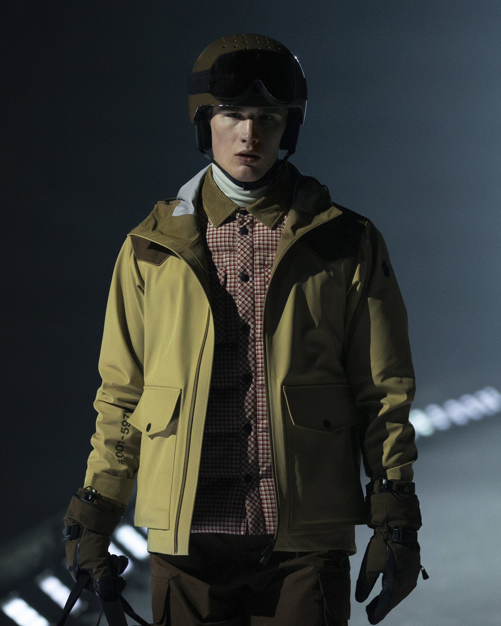 Fashion show giữa n&uacute;i tuyết khiến d&agrave;n sao phải &ldquo;liều m&igrave;nh&rdquo; trong đ&ecirc;m tối, Jennie bị lu mờ trước cảnh đẹp c&oacute; một kh&ocirc;ng hai- Ảnh 13.