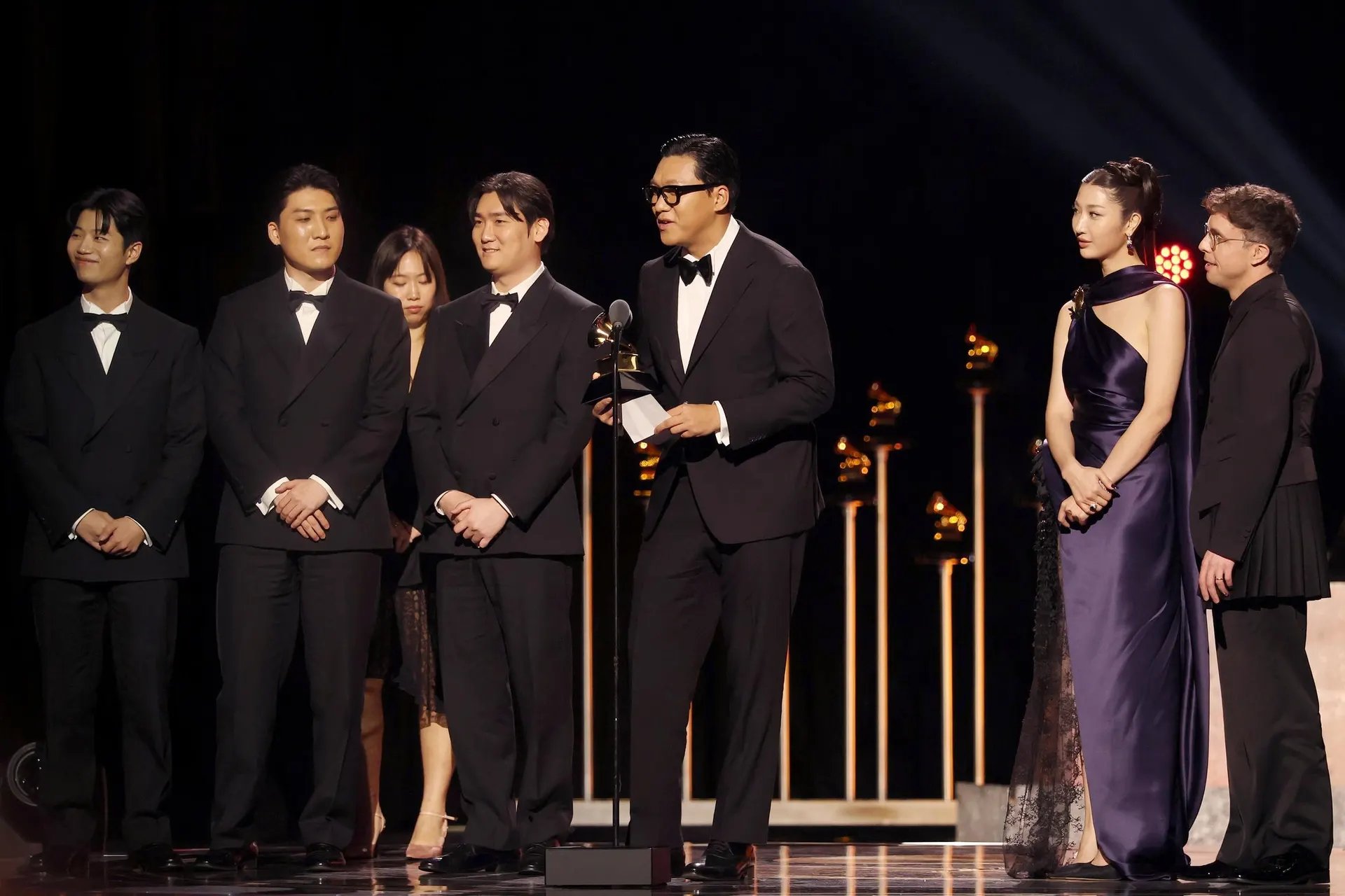 Tổng kết Grammy 2026: Ros&eacute; trắng tay, 1 si&ecirc;u sao &ldquo;giữ chuỗi&rdquo; kỷ lục nhận 5 c&uacute;p- Ảnh 5.