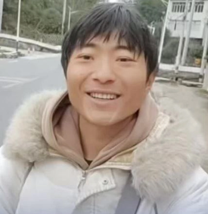 Đi xin việc nhưng bị lừa hết tiền, nam thanh niên đi bộ 1.400km về quê ăn tết, ngày ăn 1 bữa cầm cự- Ảnh 1. Đi xin việc nhưng bị lừa hết tiền, nam thanh niên đi bộ 1.400km về quê ăn tết, ngày ăn 1 bữa cầm cự- Ảnh 1.