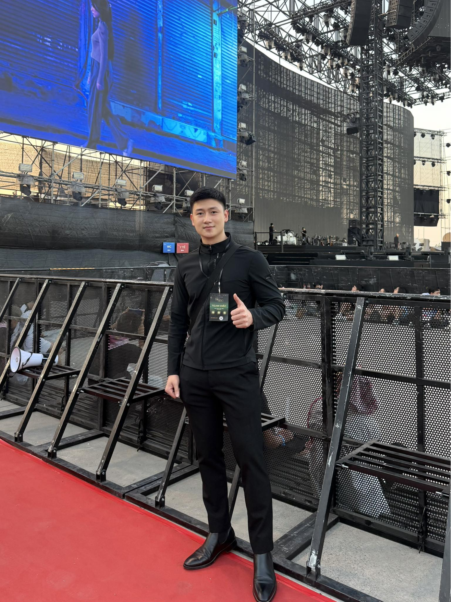 Người đ&agrave;n &ocirc;ng được t&igrave;m kiếm nhiều nhất trong fan concert H&ograve;a Minzy- Ảnh 6.