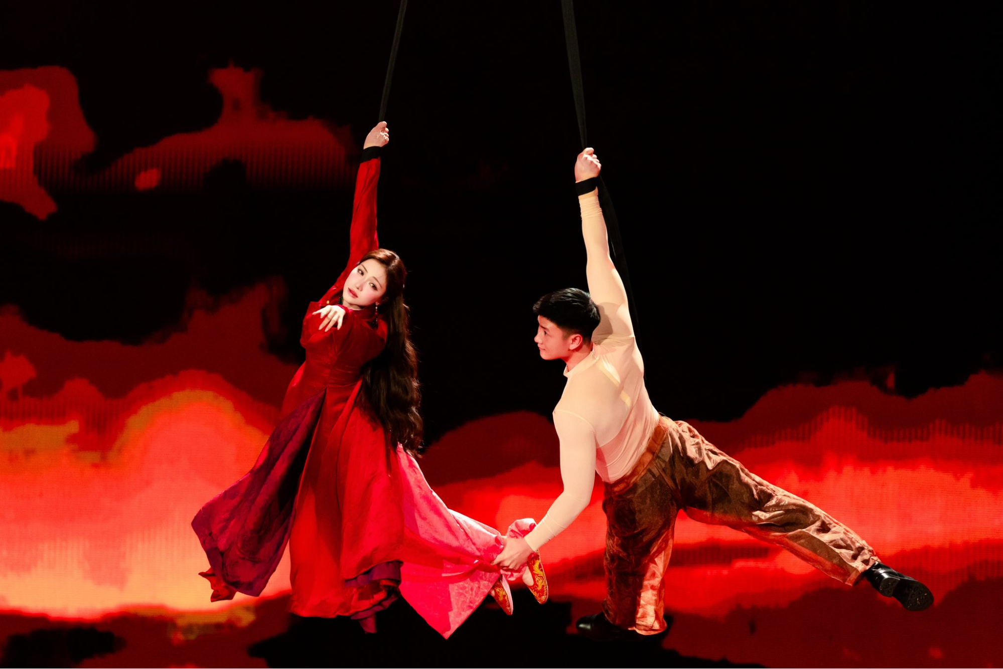 Người đ&agrave;n &ocirc;ng được t&igrave;m kiếm nhiều nhất trong fan concert H&ograve;a Minzy- Ảnh 2.