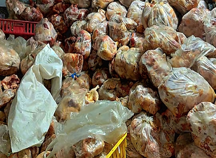 Ph&aacute;t hiện 10 tấn thịt g&agrave; kh&ocirc;ng nguồn gốc, xuất xứ trong kho lạnh ở Nha Trang- Ảnh 1.