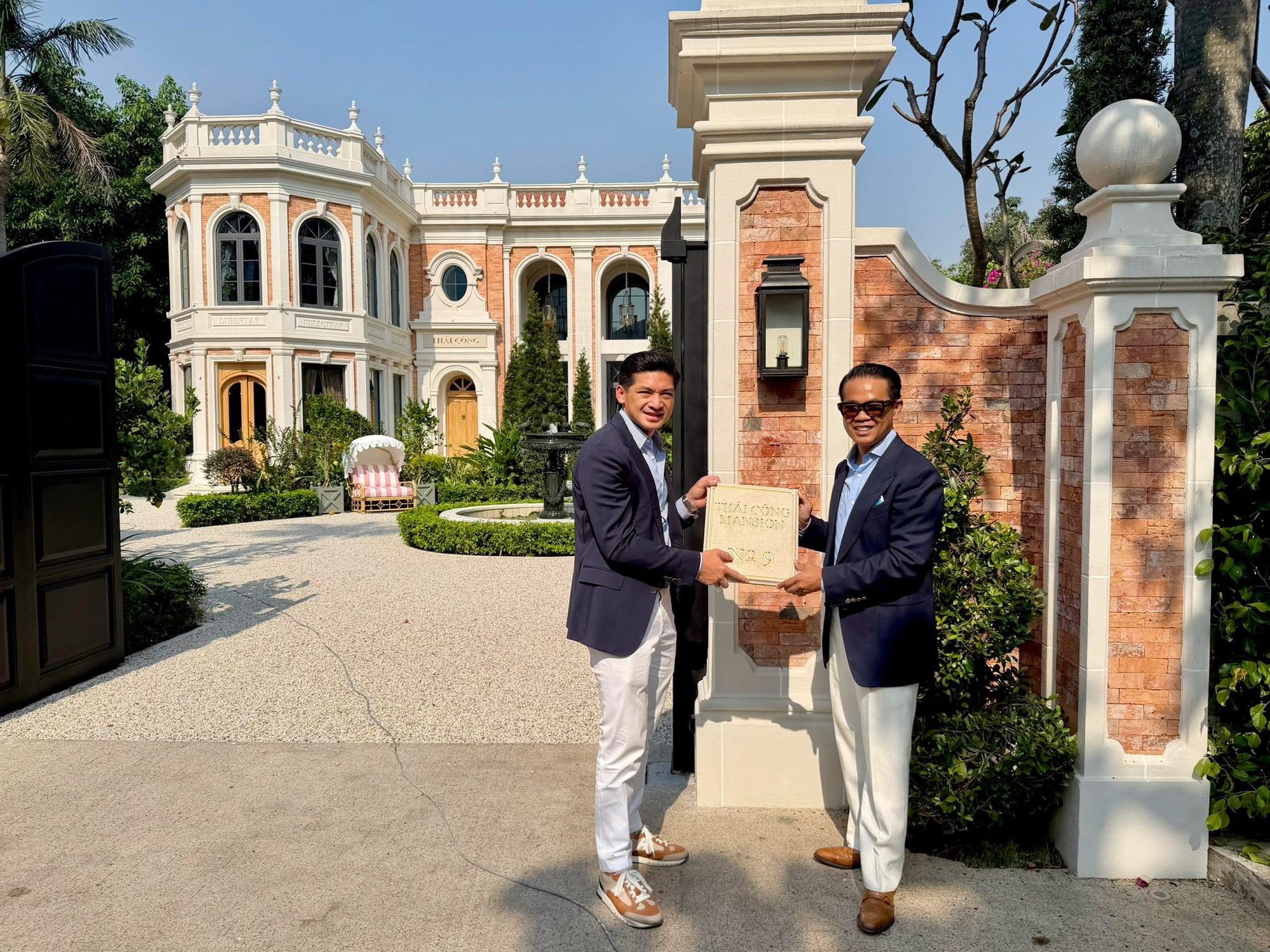 Biệt thự triệu đ&ocirc; mới của NTK Th&aacute;i C&ocirc;ng: &ldquo;T&ocirc;i thiết kế ng&ocirc;i nh&agrave; n&agrave;y giống như c&aacute;ch t&ocirc;i sống v&agrave; l&agrave;m nghề - tinh tế, kỷ luật v&agrave; s&acirc;u sắc&rdquo;- Ảnh 1.