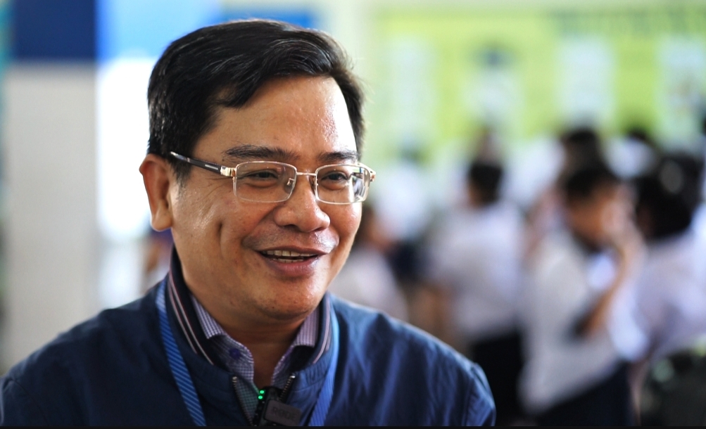 Cảnh tượng lạ tại cổng trường tiểu học ở TP.HCM mỗi buổi trưa: Phụ huynh tay x&aacute;ch cơm, người chờ đ&oacute;n con về nh&agrave;- Ảnh 14.