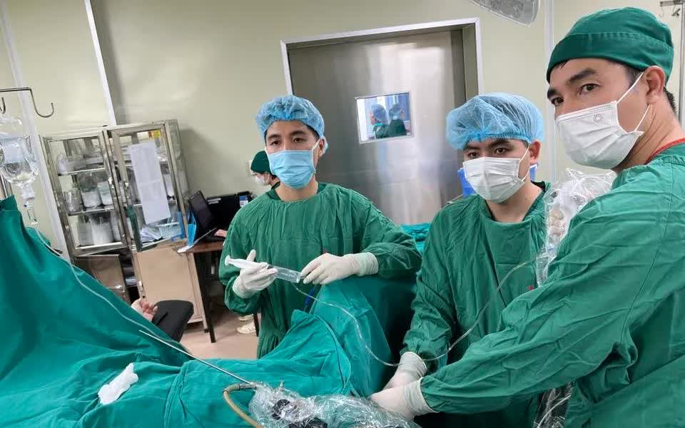 20 ph&uacute;t "luồn kim qua khe cửa hẹp" cứu thận người bệnh- Ảnh 1.