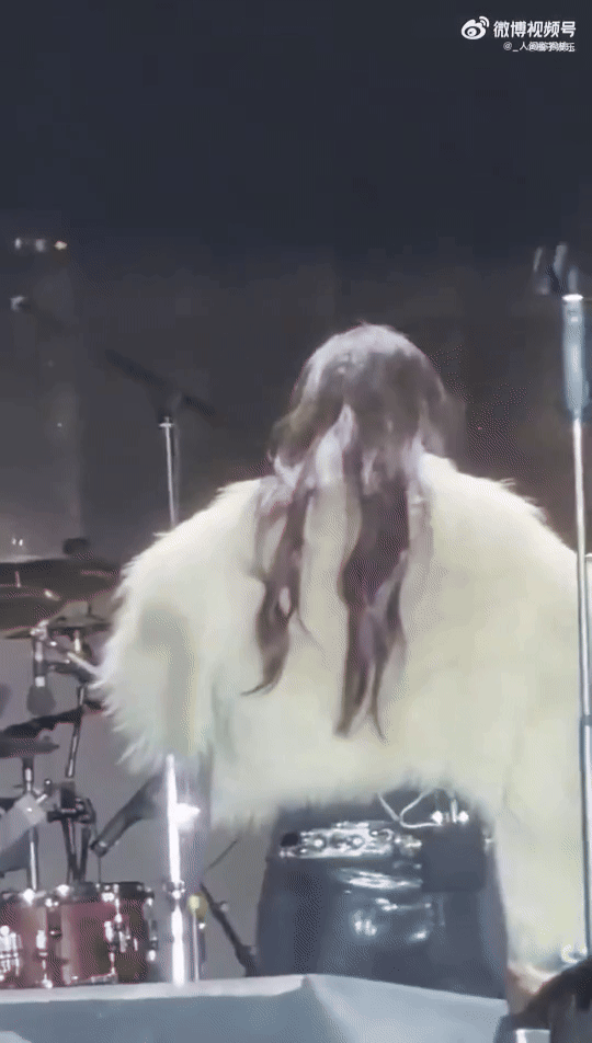 Nữ ca sĩ g&acirc;y lo lắng tột độ khi ngất xỉu ngay tr&ecirc;n s&acirc;n khấu, được xe cấp cứu đưa đi ngay sau đ&oacute;- Ảnh 1.