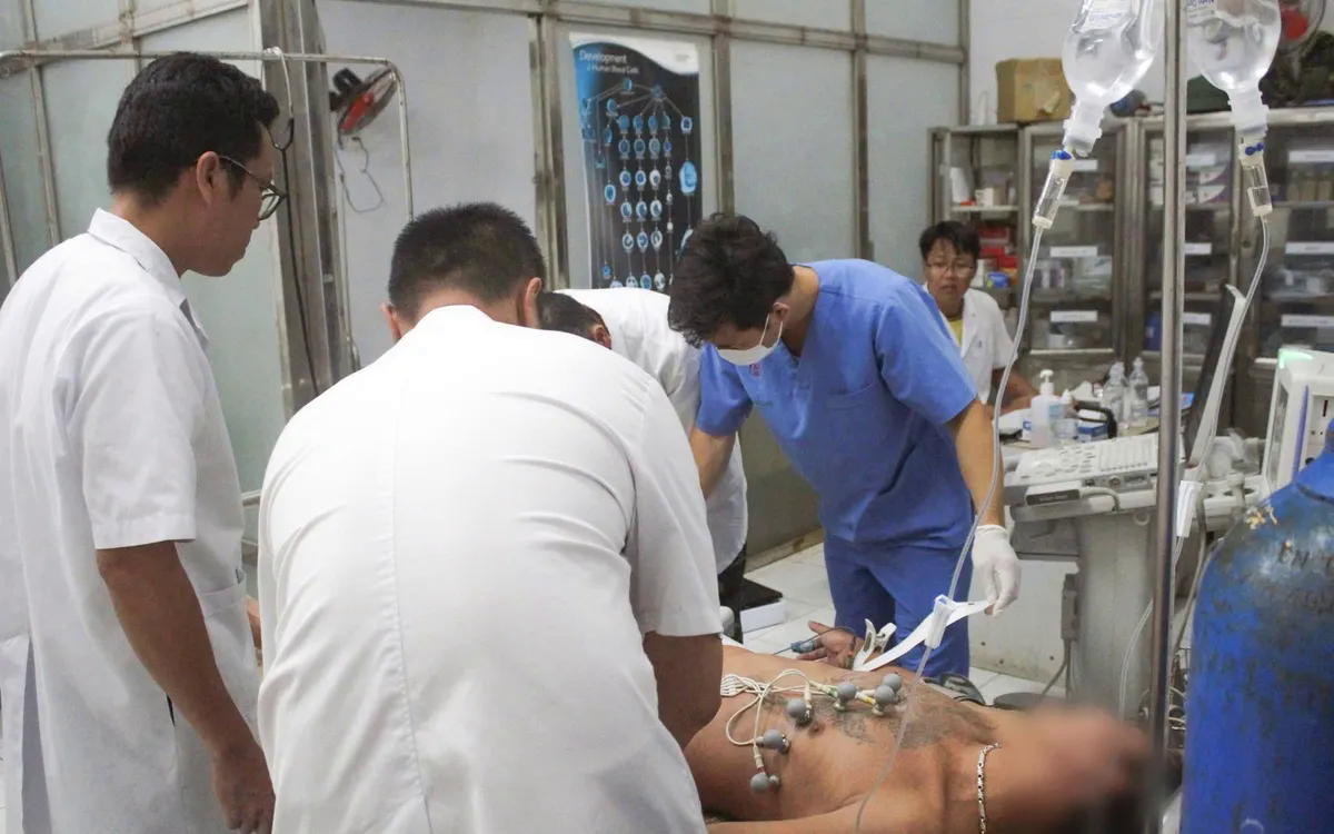 Cứu sống 2 ngư d&acirc;n bị giảm &aacute;p nặng ở đảo Song Tử T&acirc;y- Ảnh 1.