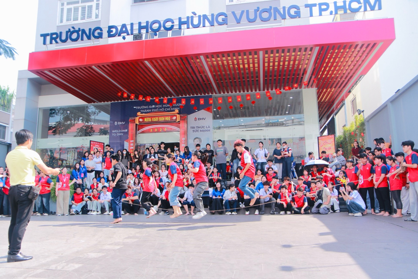 Gen Z và cách họ chạm vào Tết truyền thống theo cách rất riêng- Ảnh 1. Gen Z và cách họ chạm vào Tết truyền thống theo cách rất riêng- Ảnh 1.