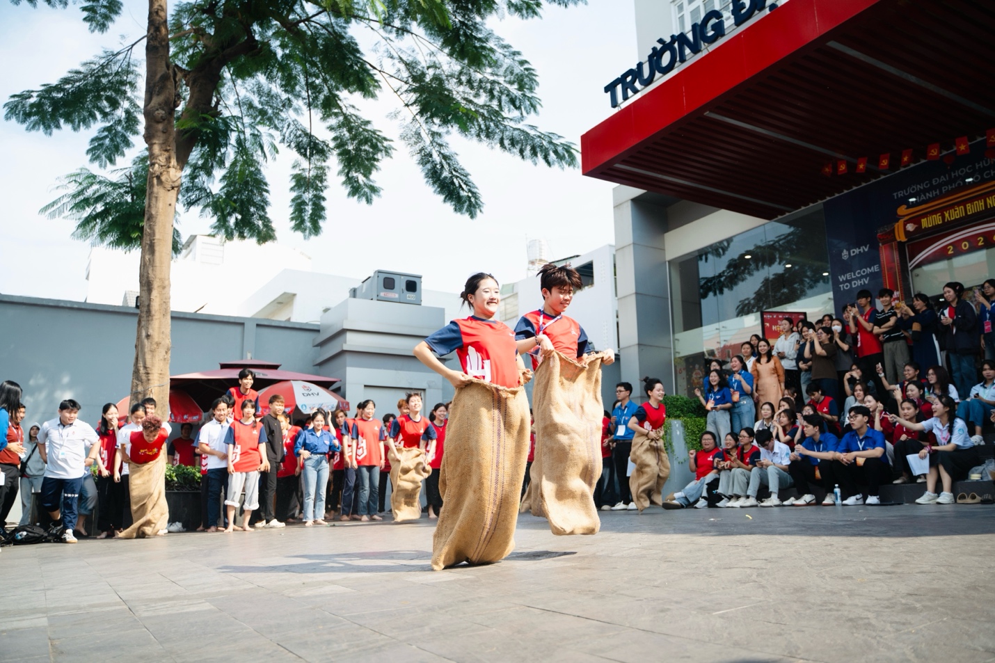 Gen Z và cách họ chạm vào Tết truyền thống theo cách rất riêng- Ảnh 2. Gen Z và cách họ chạm vào Tết truyền thống theo cách rất riêng- Ảnh 2.