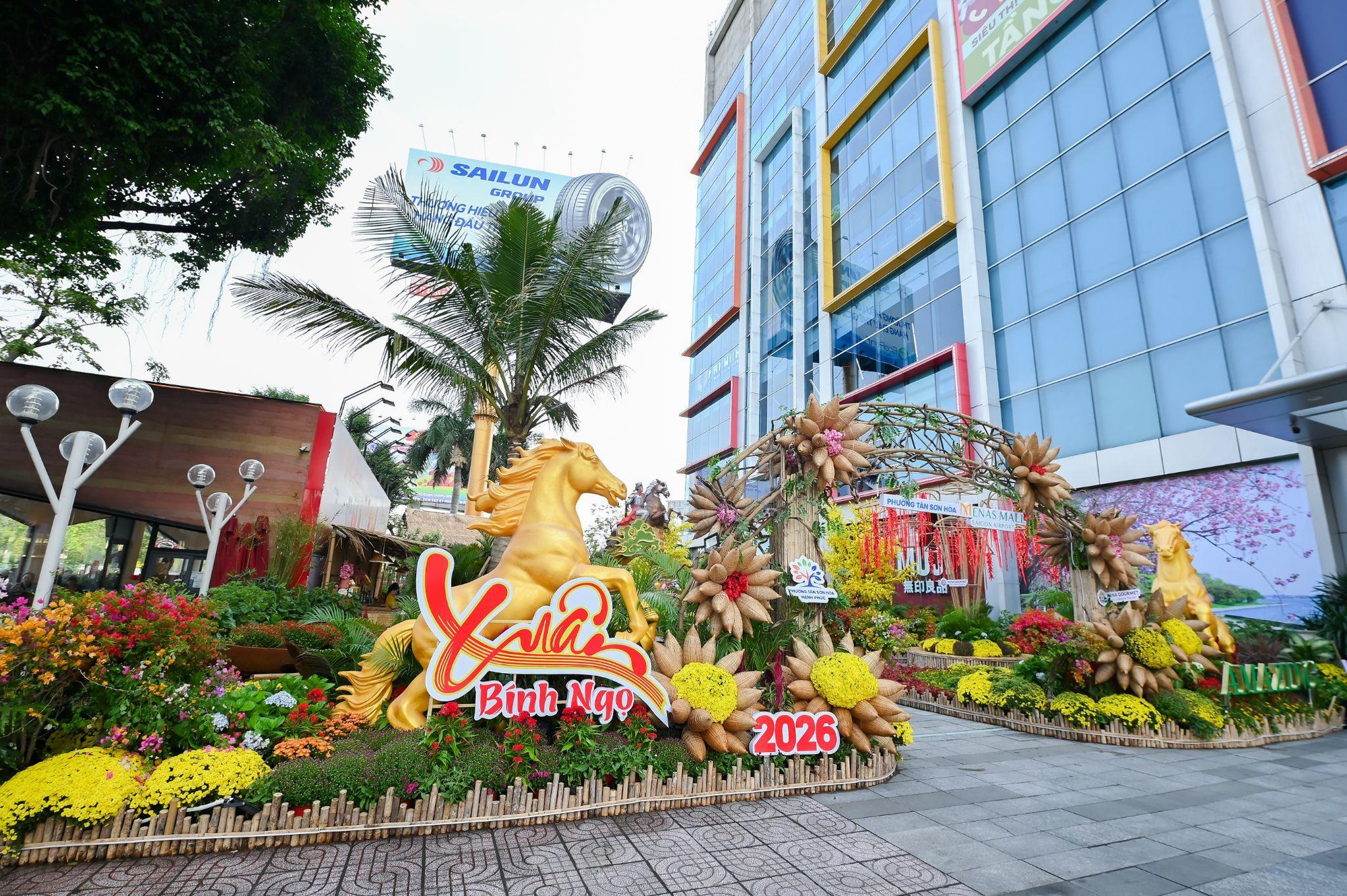 Check-in Tết 2026: Đường hoa xuân rực rỡ tại cửa ngõ sân bay Tân Sơn Nhất chính thức mở cửa- Ảnh 1. Check-in Tết 2026: Đường hoa xuân rực rỡ tại cửa ngõ sân bay Tân Sơn Nhất chính thức mở cửa- Ảnh 1.