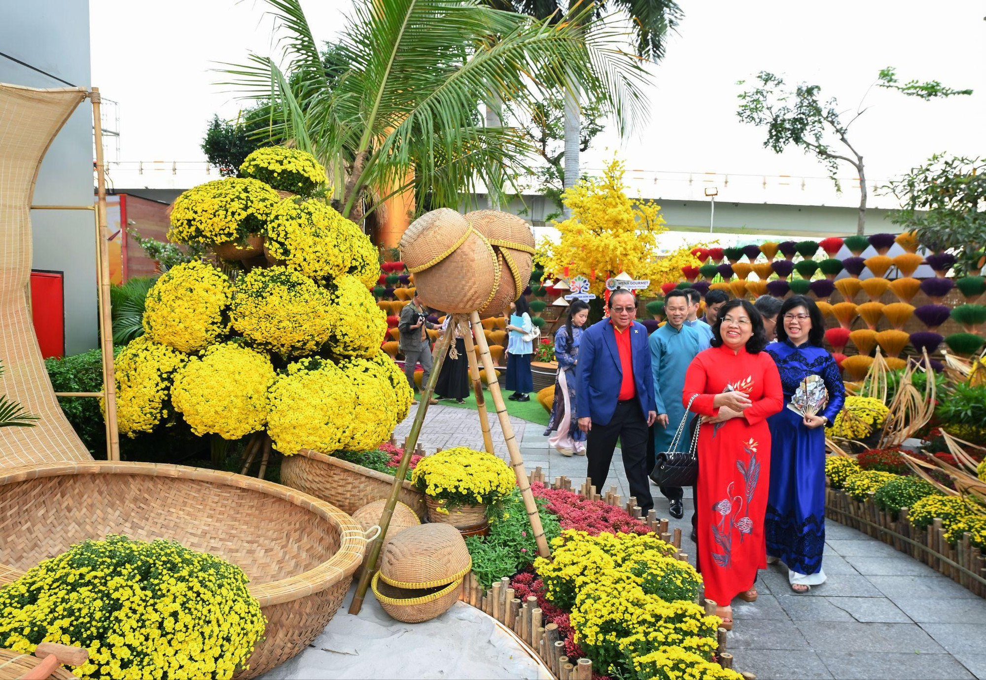 Check-in Tết 2026: Đường hoa xuân rực rỡ tại cửa ngõ sân bay Tân Sơn Nhất chính thức mở cửa- Ảnh 2. Check-in Tết 2026: Đường hoa xuân rực rỡ tại cửa ngõ sân bay Tân Sơn Nhất chính thức mở cửa- Ảnh 2.