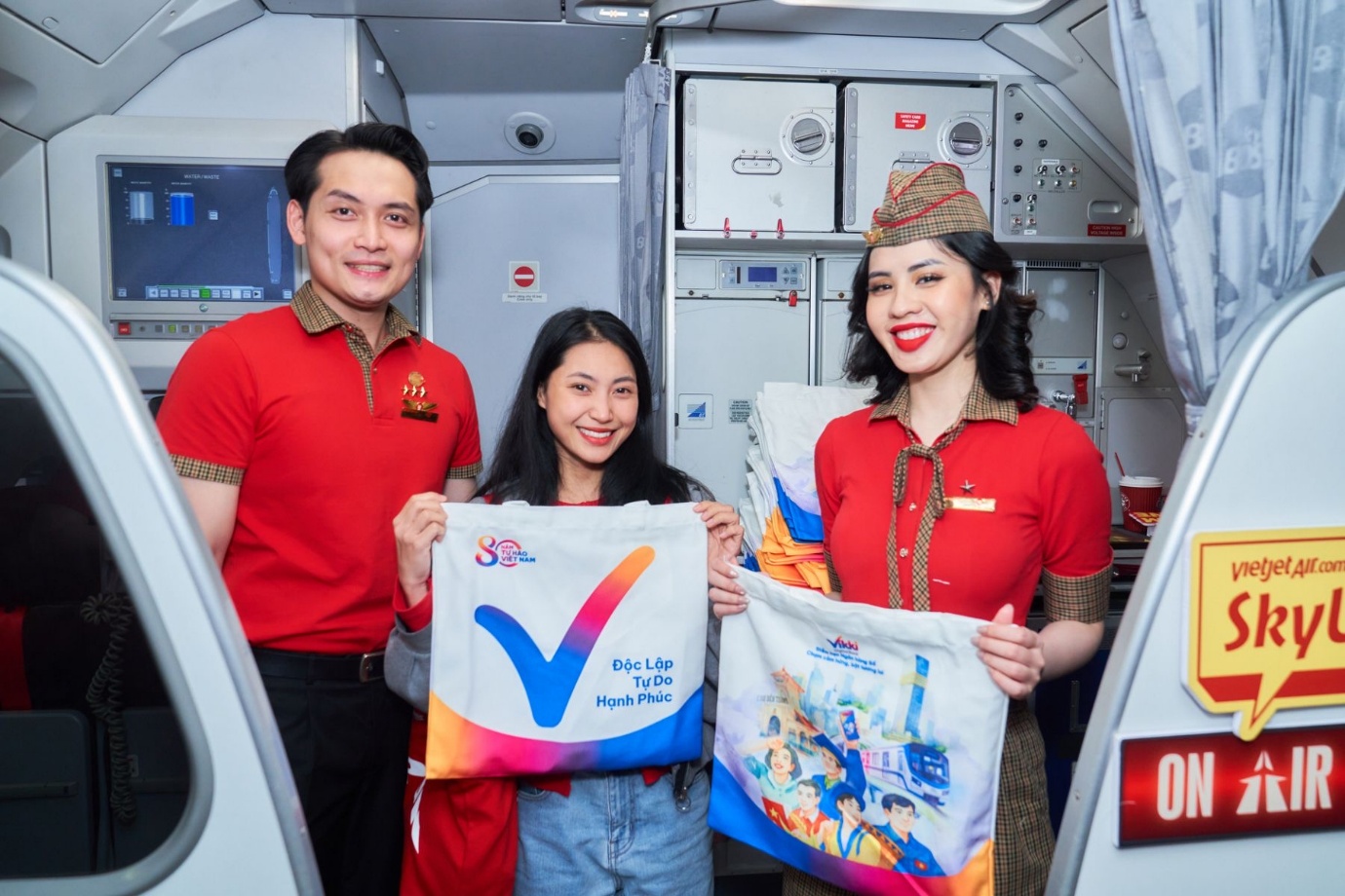 Trải nghiệm kh&ocirc;ng kh&iacute; lễ hội rộn r&agrave;ng tr&ecirc;n những chuyến bay Vietjet- Ảnh 1.