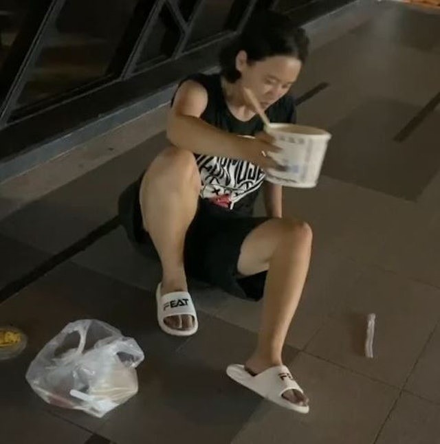 C&aacute;i kết của người vợ trẻ trong mối t&igrave;nh &ocirc;ng - ch&aacute;u g&acirc;y sốc showbiz: Đi&ecirc;n loạn, lang thang đầu đường x&oacute; chợ ăn xin- Ảnh 7.