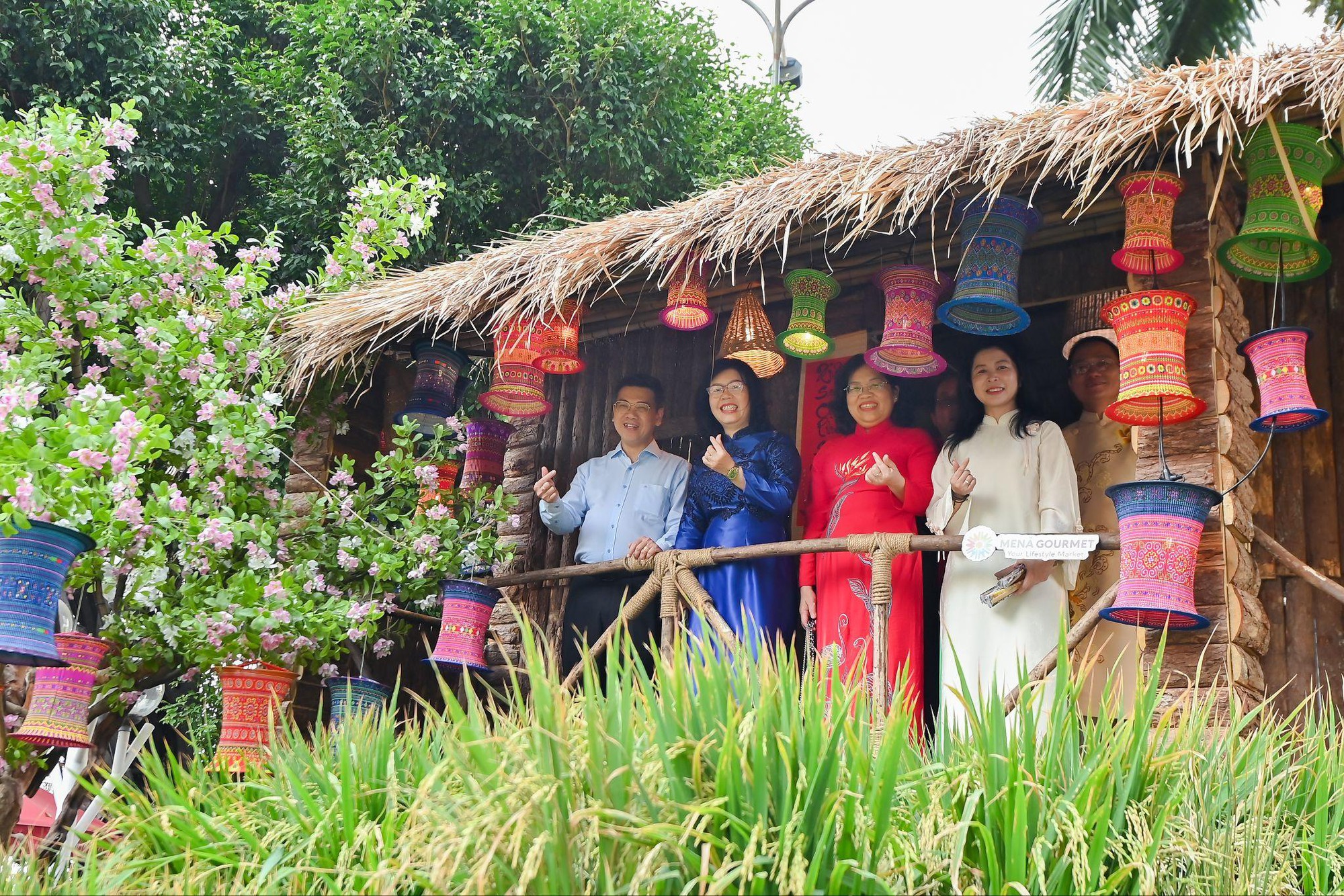 Check-in Tết 2026: Đường hoa xuân rực rỡ tại cửa ngõ sân bay Tân Sơn Nhất chính thức mở cửa- Ảnh 3. Check-in Tết 2026: Đường hoa xuân rực rỡ tại cửa ngõ sân bay Tân Sơn Nhất chính thức mở cửa- Ảnh 3.