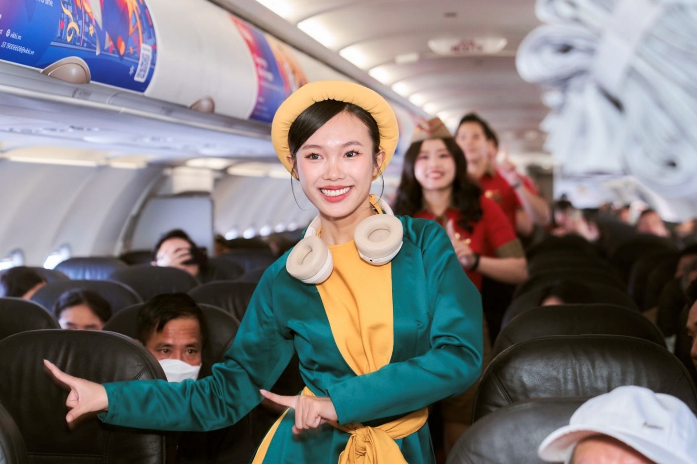 Trải nghiệm kh&ocirc;ng kh&iacute; lễ hội rộn r&agrave;ng tr&ecirc;n những chuyến bay Vietjet- Ảnh 3.
