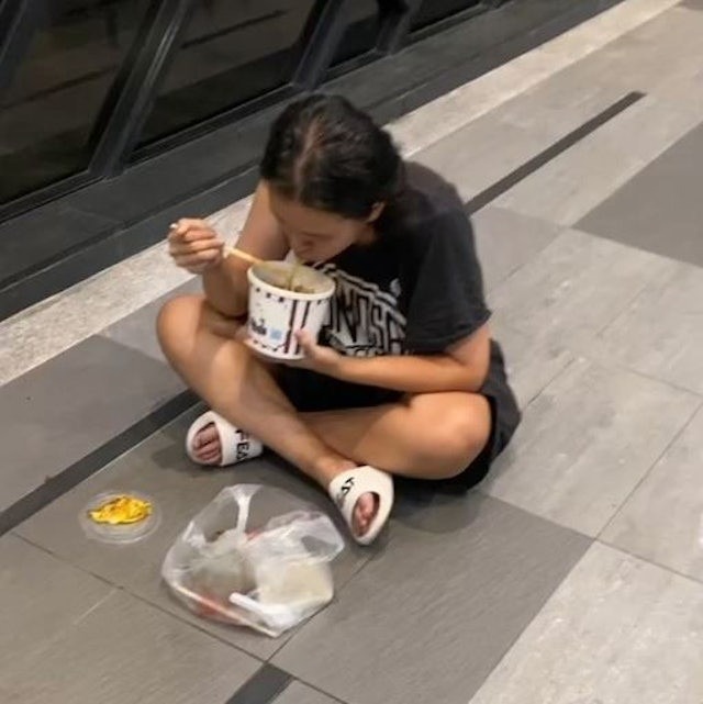 C&aacute;i kết của người vợ trẻ trong mối t&igrave;nh &ocirc;ng - ch&aacute;u g&acirc;y sốc showbiz: Đi&ecirc;n loạn, lang thang đầu đường x&oacute; chợ ăn xin- Ảnh 6.