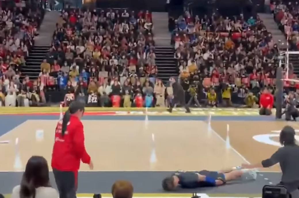 Đang viral màn xin lỗi độc lạ của VĐV Nhật Bản sau sự cố ném bóng trúng cô bé ngoài đường biên- Ảnh 1.