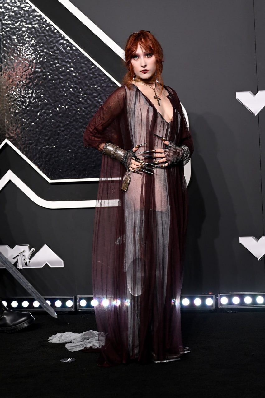 Thảm đỏ Grammy xuất hiện v&aacute;y khoe th&acirc;n phản cảm, nản nhất l&agrave; c&aacute;ch che v&ograve;ng 1 qu&aacute; lố lăng- Ảnh 8.