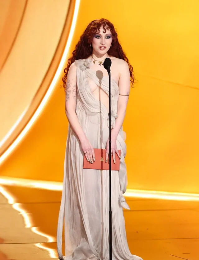 Thảm đỏ Grammy xuất hiện v&aacute;y khoe th&acirc;n phản cảm, nản nhất l&agrave; c&aacute;ch che v&ograve;ng 1 qu&aacute; lố lăng- Ảnh 5.