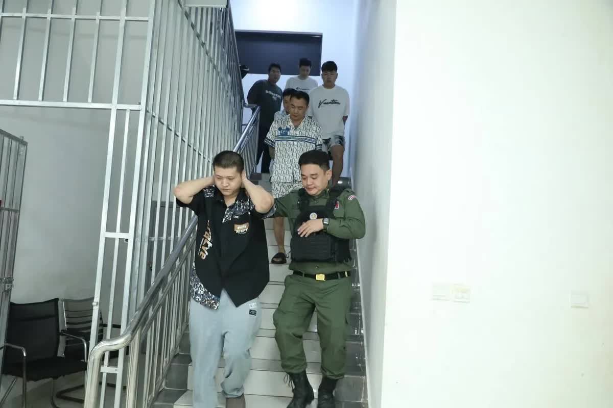 Campuchia triệt phá trung tâm lừa đảo lớn, bắt giữ hơn 2.000 người nước ngoài- Ảnh 4. Campuchia triệt phá trung tâm lừa đảo lớn, bắt giữ hơn 2.000 người nước ngoài- Ảnh 4.