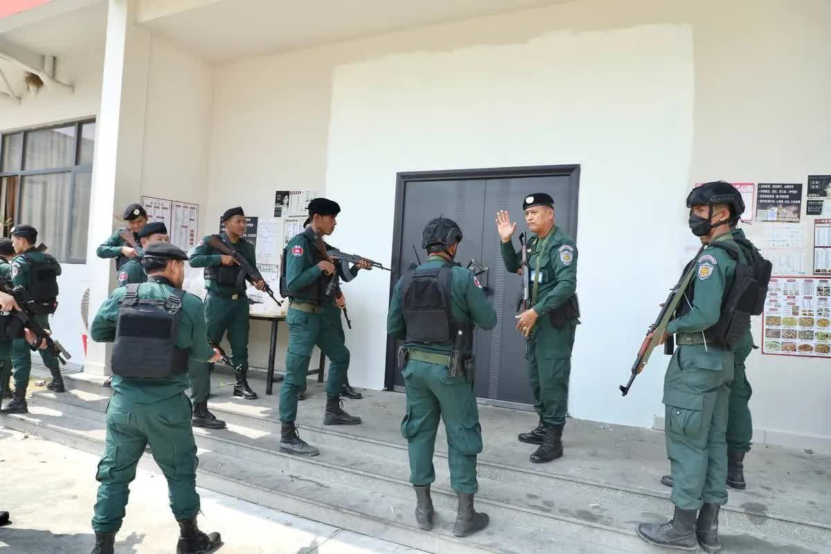 Campuchia triệt phá trung tâm lừa đảo lớn, bắt giữ hơn 2.000 người nước ngoài- Ảnh 2. Campuchia triệt phá trung tâm lừa đảo lớn, bắt giữ hơn 2.000 người nước ngoài- Ảnh 2.