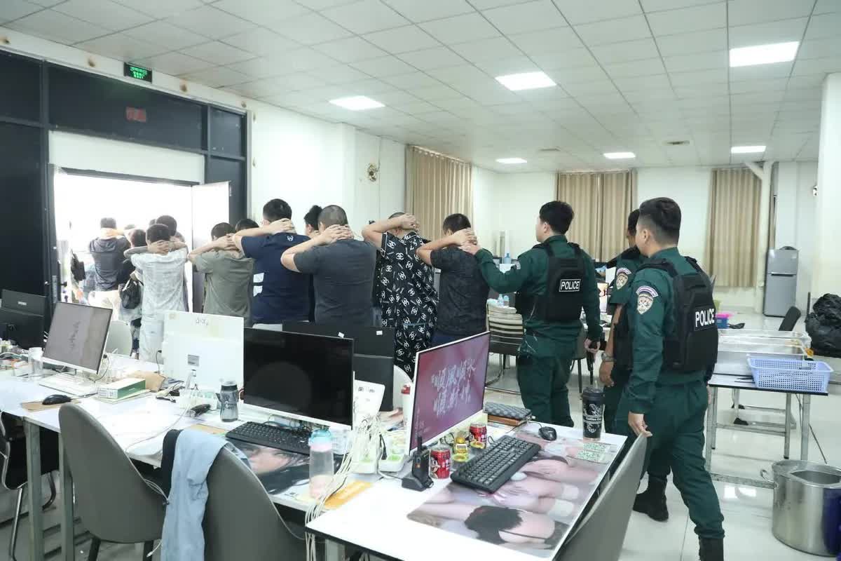 Campuchia triệt phá trung tâm lừa đảo lớn, bắt giữ hơn 2.000 người nước ngoài- Ảnh 3. Campuchia triệt phá trung tâm lừa đảo lớn, bắt giữ hơn 2.000 người nước ngoài- Ảnh 3.