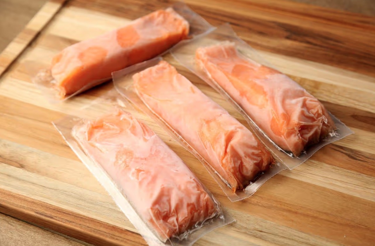 Rã đông cá kiểu này là "sai bét": Đây mới là cách làm đúng- Ảnh 1. Rã đông cá kiểu này là "sai bét": Đây mới là cách làm đúng- Ảnh 1.