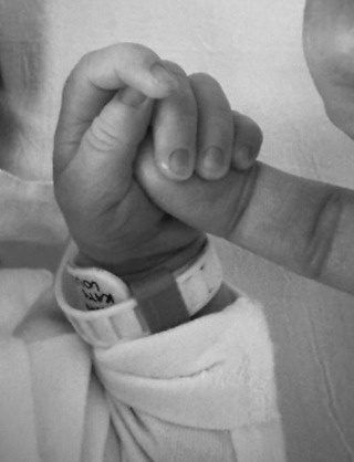 "T&oacute;m d&iacute;nh" Song Joong Ki v&agrave; vợ T&acirc;y hiếm hoi lộ diện, nhan sắc cam thường h&uacute;t hơn 40 triệu lượt xem- Ảnh 5.