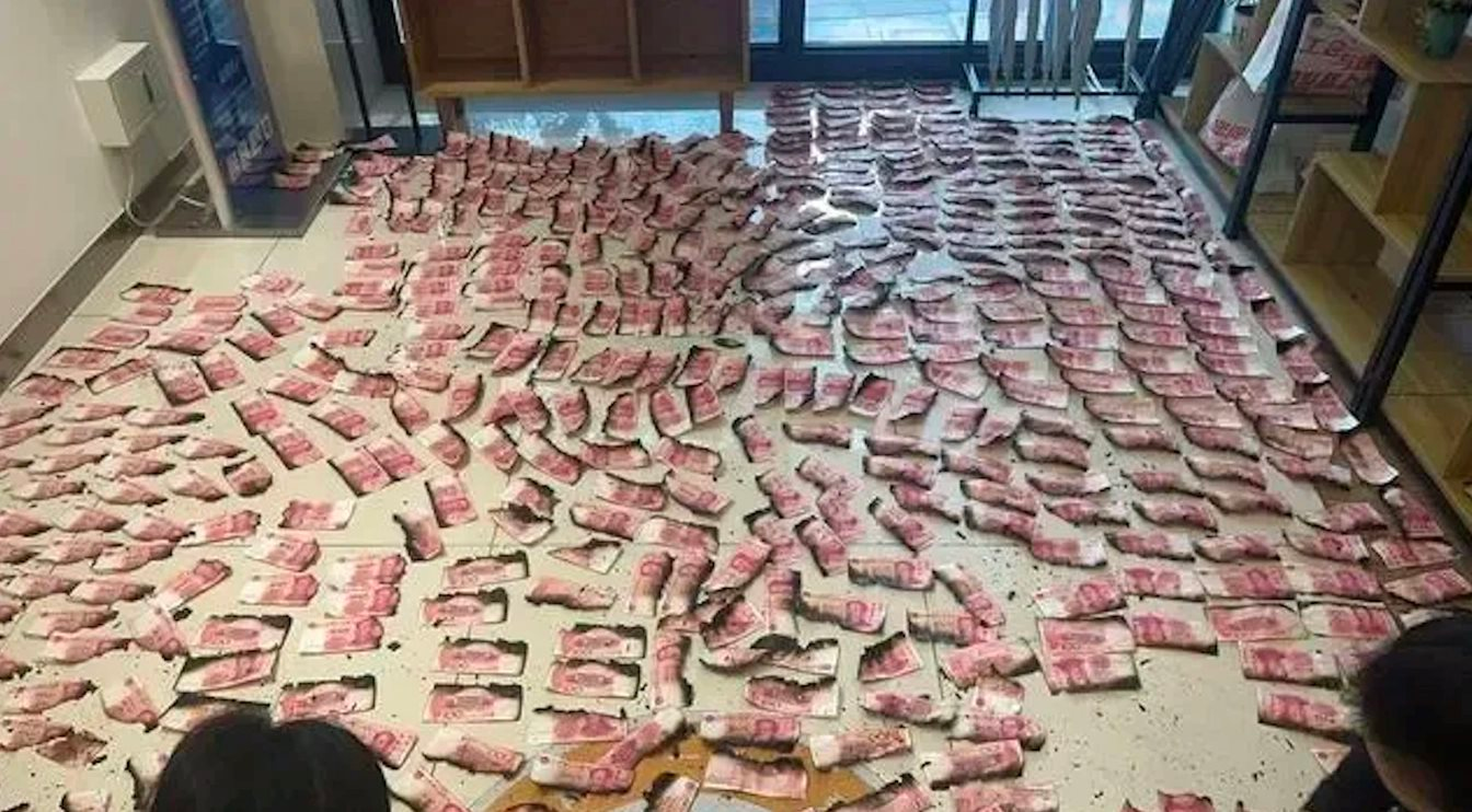 Gần 1,5 tỷ đồng tiền mặt bị ch&aacute;y nghi&ecirc;m trọng, cụ &ocirc;ng mang đến ng&acirc;n h&agrave;ng để đổi tiền mới: Bất ngờ với con số nhận lại- Ảnh 1.