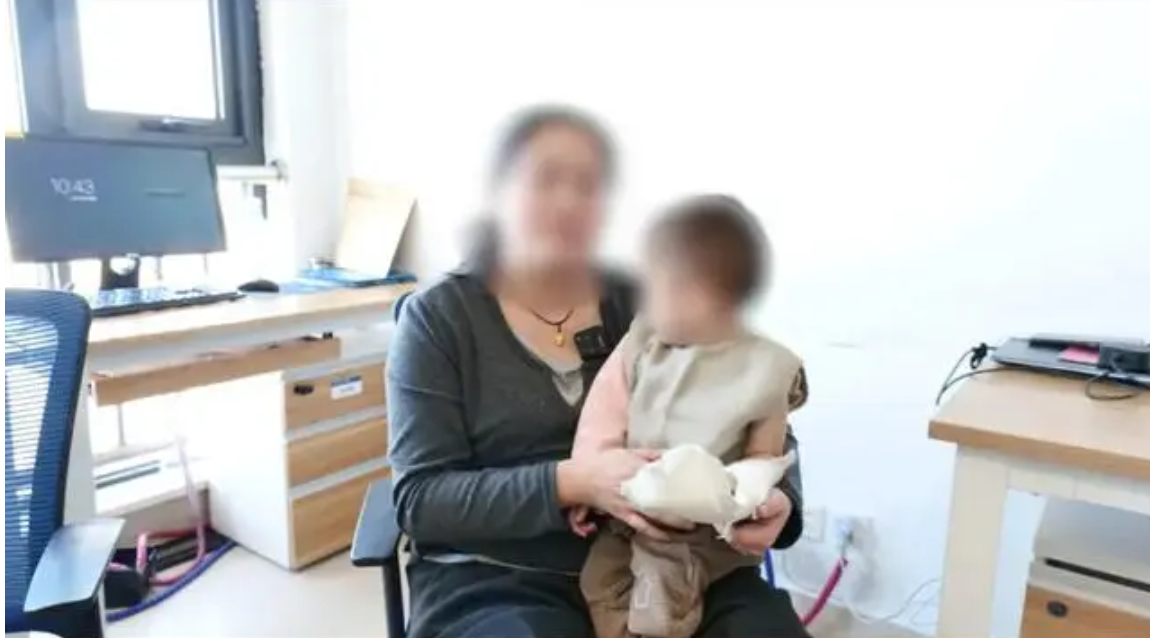 Bé gái 1 tuổi bị thỏ cắn đứt ngón tay khi cho ăn- Ảnh 1. Bé gái 1 tuổi bị thỏ cắn đứt ngón tay khi cho ăn- Ảnh 1.