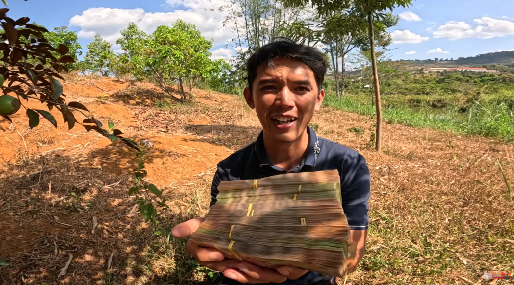 Sang Vlog công bố tiền thưởng Tết cho các thành viên trong team gây bất ngờ lớn- Ảnh 3. Sang Vlog công bố tiền thưởng Tết cho các thành viên trong team gây bất ngờ lớn- Ảnh 3.