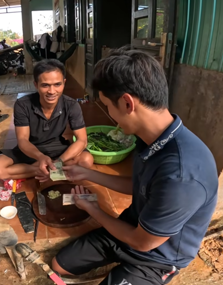 Sang Vlog công bố tiền thưởng Tết cho các thành viên trong team gây bất ngờ lớn- Ảnh 4. Sang Vlog công bố tiền thưởng Tết cho các thành viên trong team gây bất ngờ lớn- Ảnh 4.