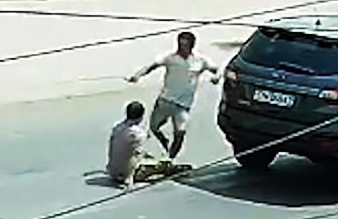 Vụ đánh người tử vong sau va chạm giao thông: Tài xế Mai Anh Nhật có thể đối mặt hình phạt nào?- Ảnh 1. Vụ đánh người tử vong sau va chạm giao thông: Tài xế Mai Anh Nhật có thể đối mặt hình phạt nào?- Ảnh 1.