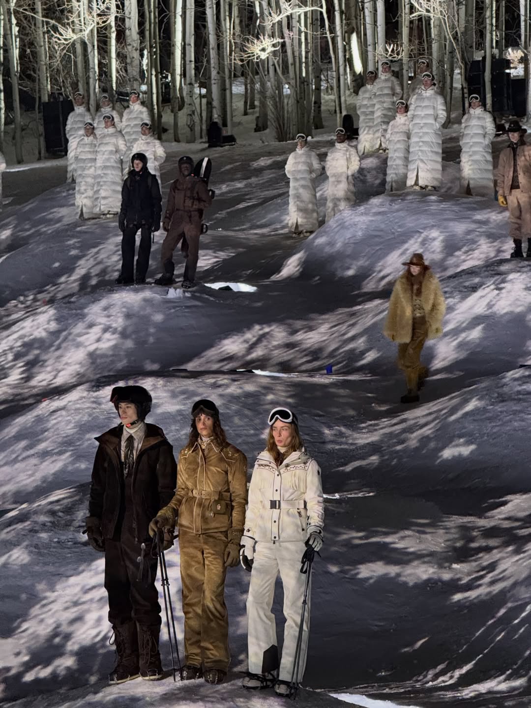 Fashion show giữa n&uacute;i tuyết khiến d&agrave;n sao phải &ldquo;liều m&igrave;nh&rdquo; trong đ&ecirc;m tối, Jennie bị lu mờ trước cảnh đẹp c&oacute; một kh&ocirc;ng hai- Ảnh 3.