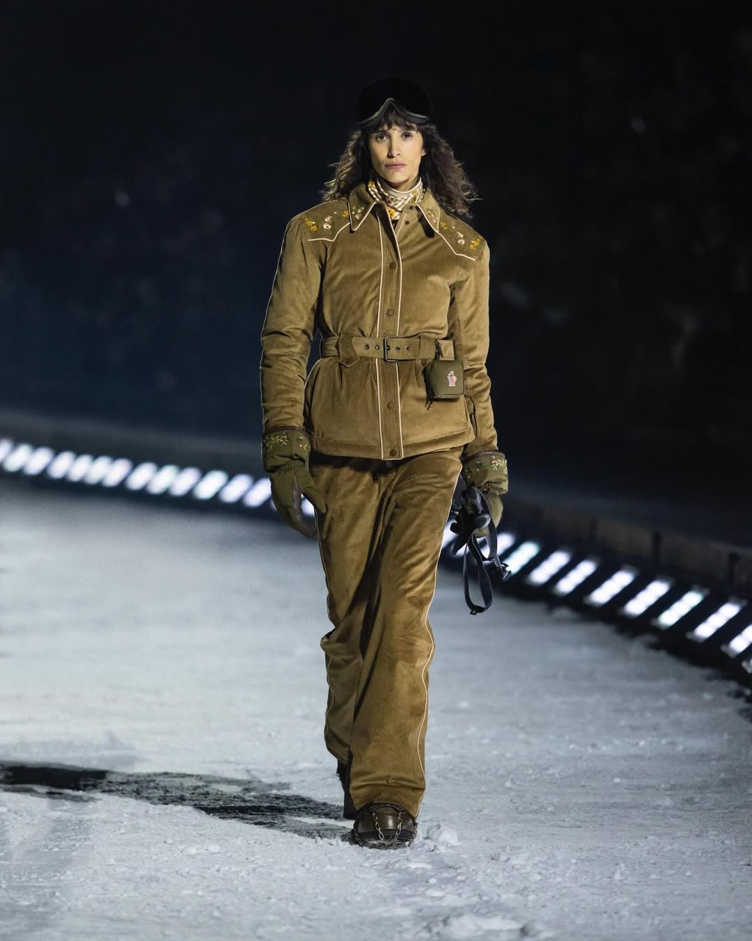 Fashion show giữa n&uacute;i tuyết khiến d&agrave;n sao phải &ldquo;liều m&igrave;nh&rdquo; trong đ&ecirc;m tối, Jennie bị lu mờ trước cảnh đẹp c&oacute; một kh&ocirc;ng hai- Ảnh 12.