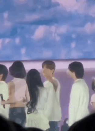 Ph&aacute;t đi&ecirc;n l&ecirc;n được: Thiếu gia đẹp nhất nước &acirc;u yếm mỹ nh&acirc;n đẹp v&ocirc; song trước h&agrave;ng vạn người- Ảnh 1.