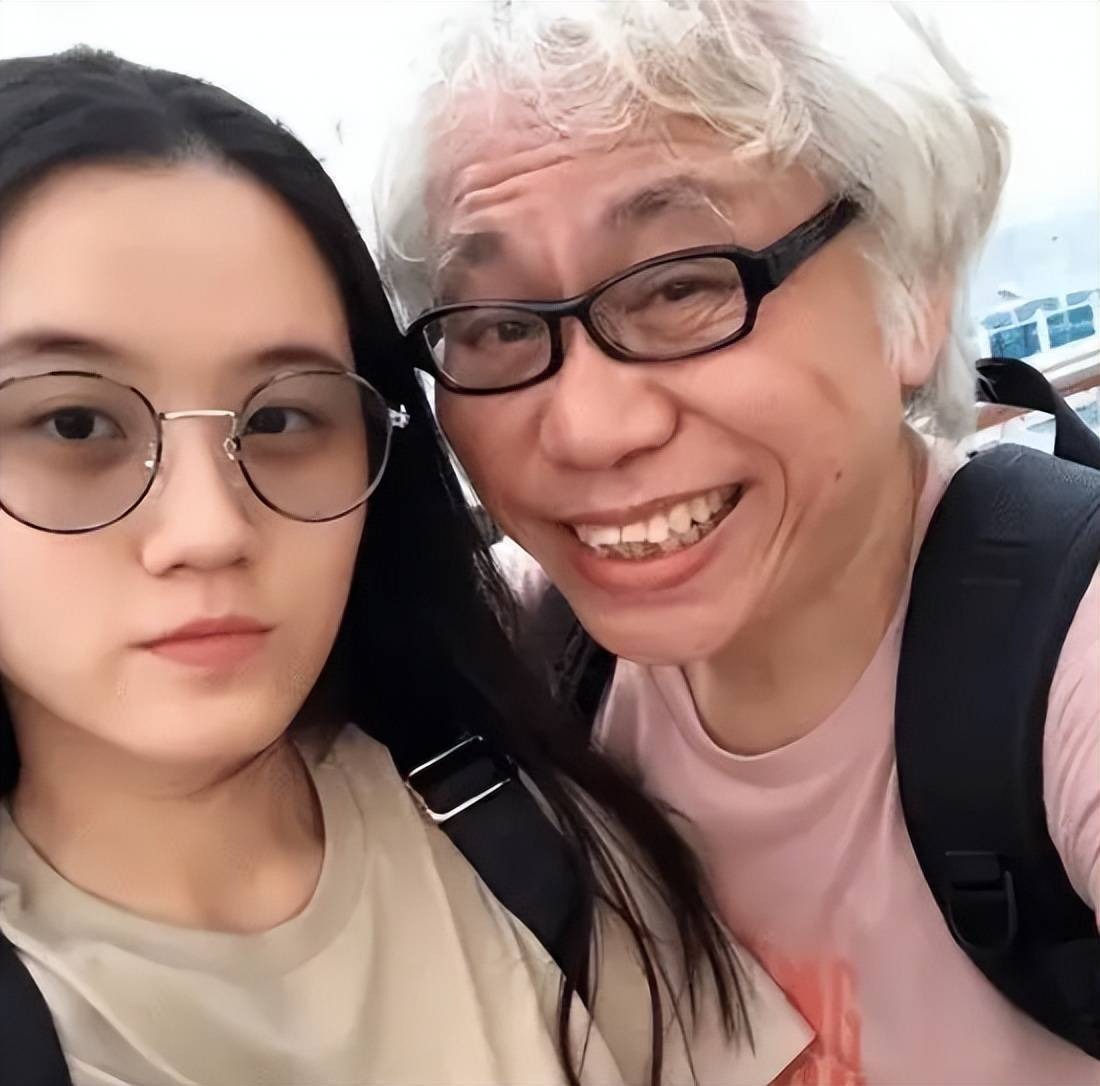 C&aacute;i kết của người vợ trẻ trong mối t&igrave;nh &ocirc;ng - ch&aacute;u g&acirc;y sốc showbiz: Đi&ecirc;n loạn, lang thang đầu đường x&oacute; chợ ăn xin- Ảnh 2.