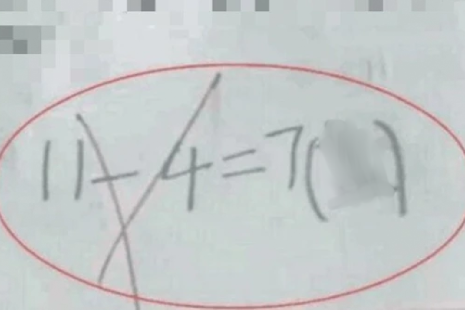 Con làm phép tính "11 - 4 = 7" bị cô giáo gạch đỏ, mẹ tưởng cô chấm sai, bức xúc chất vấn và cái kết ngỡ ngàng- Ảnh 1. Con làm phép tính "11 - 4 = 7" bị cô giáo gạch đỏ, mẹ tưởng cô chấm sai, bức xúc chất vấn và cái kết ngỡ ngàng- Ảnh 1.