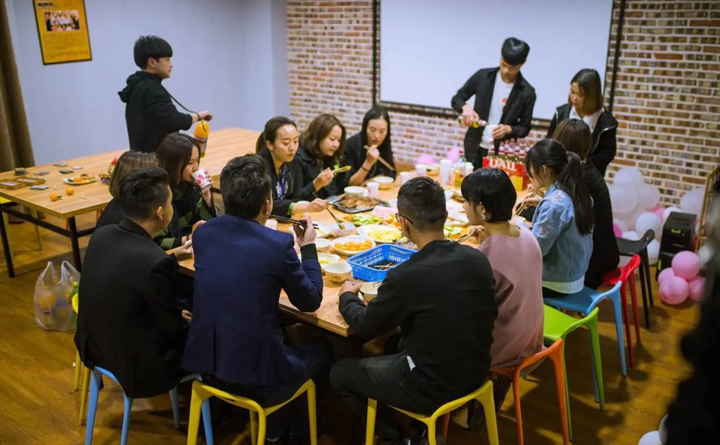 Họp lớp, tôi phát hiện lớp trưởng ở nhà thuê nhưng lại sẵn sàng bao bữa ăn hết 60 triệu đồng: Ngày hôm sau gặp riêng, tôi chết sững- Ảnh 1.