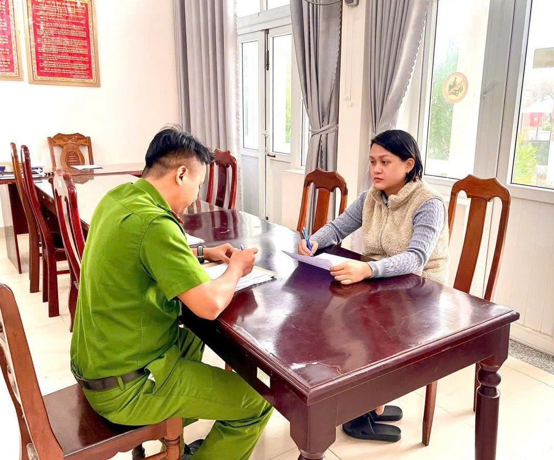 T&agrave;i khoản của người phụ nữ SN 1997 ph&aacute;t sinh giao dịch 450 triệu đồng với người lạ, c&ocirc;ng an phối hợp VPBank ở 2 th&agrave;nh phố khẩn trương x&aacute;c minh- Ảnh 1.