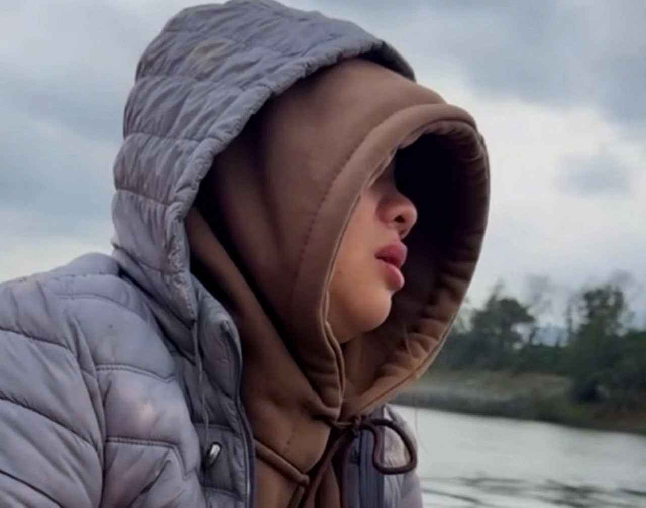 Vụ lật đ&ograve; chở 7 người: T&igrave;m thấy 2 &ocirc;ng ch&aacute;u, s&ocirc;ng Gianh phủ m&agrave;u tang thương- Ảnh 3.